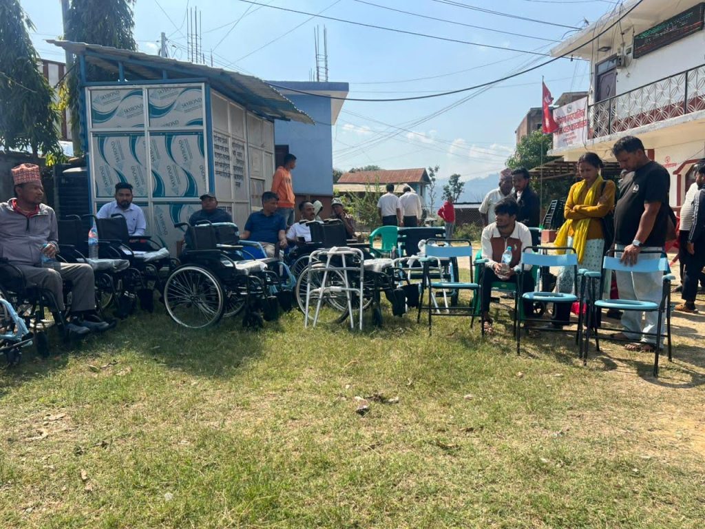 एनएमबी बैंकको सहयोगमा भेरिगङ्गामा अपाङ्गता भएका व्यक्तिलाई सहायक सामग्री वितरण