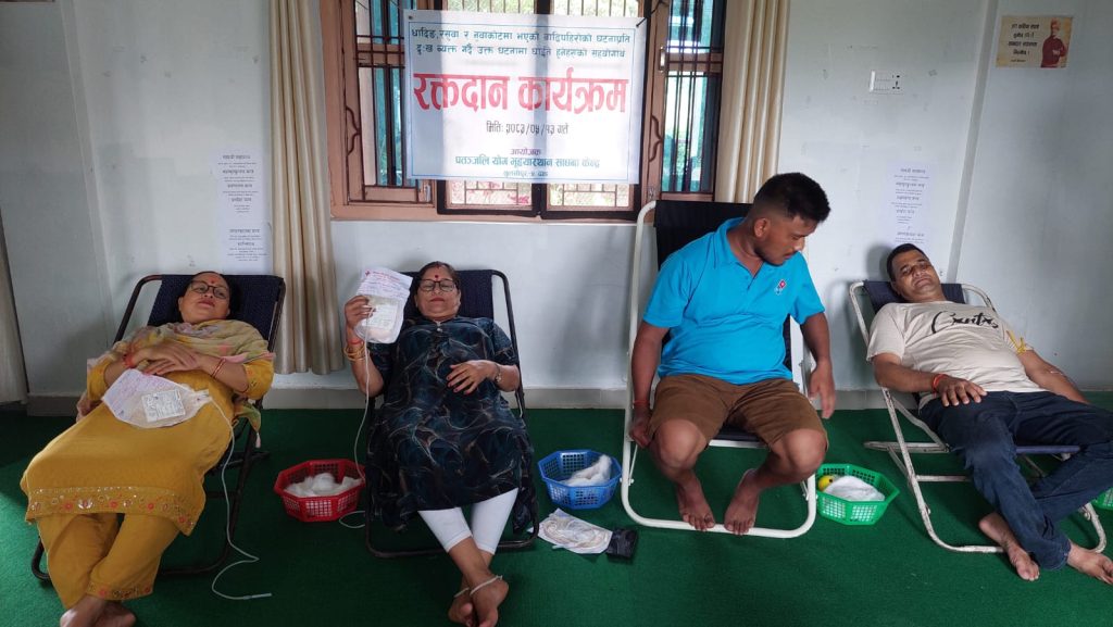 बाढी प्रभावितको सहयोगार्थ तुलसीपुरमा रक्तदान, २४ जनाले गरे रक्तदान