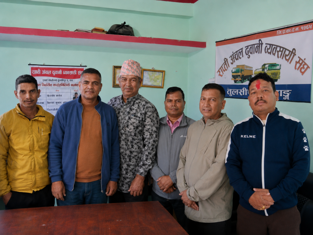 बाढी पीडितका लागि राप्ती अंचल ढुवानी व्यवसायी संघद्वारा २५ हजार सहयोग