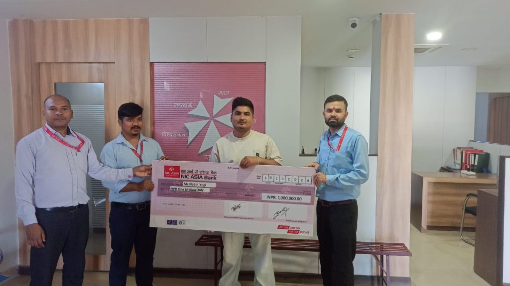 एनआईसी एसिया बैंकद्वारा नवीन योगीलाई घातक रोग बीमाबापत १० लाख रुपैयाँ हस्तान्तरण
