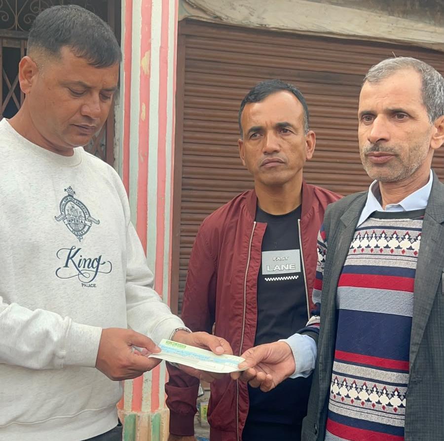 हापुरेमा आगलागीबाट क्षति भएका दुई पसललाई ७२ हजार रुपैयाँ सहयोग